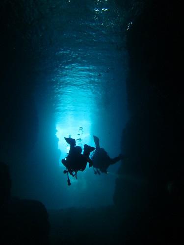 沖縄神秘的な海中洞窟