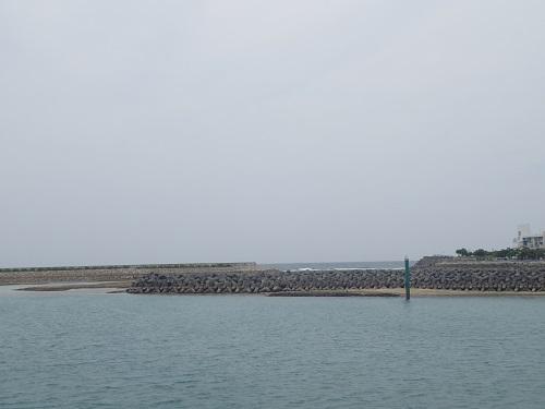 沖縄　北谷は荒れ模様、台風、マリンアクティビティ、キャンセル、中止、うみんちゅワーフ、ダイビング、ボート.JPG