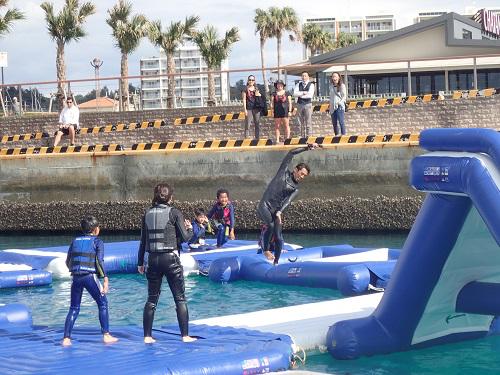 沖縄　6歳からできるマリンスポーツ、船で行く公園【シーパーク北谷】