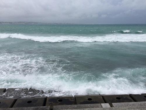 .台風１８号、沖縄影響長引く、大雨、強風、高波、海大時化、マリンアクティビティ中止、ボート欠航、再開いつ？、北谷フィッシャリーナjpg