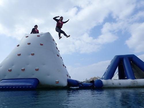 沖縄のマリンスポーツで飛ぶ・滑るが楽しめる海上アスレチックが楽しい！海上アスレチックするなら北谷がおすすめ♪