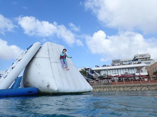 シーパーク北谷の『海上アスレチック』は風が強い日でも楽しめるマリンスポーツ！