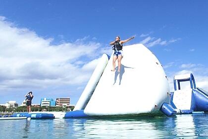 日中は暑い沖縄！気分爽快に思い切り海上アスレチックで飛び込みませんか♪