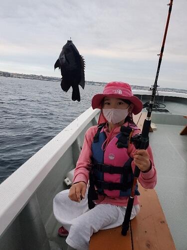 春休みは家族、友達と沖縄で『釣り体験』はいかがですか！3歳の子供から楽しめる『ボートフィッシング』