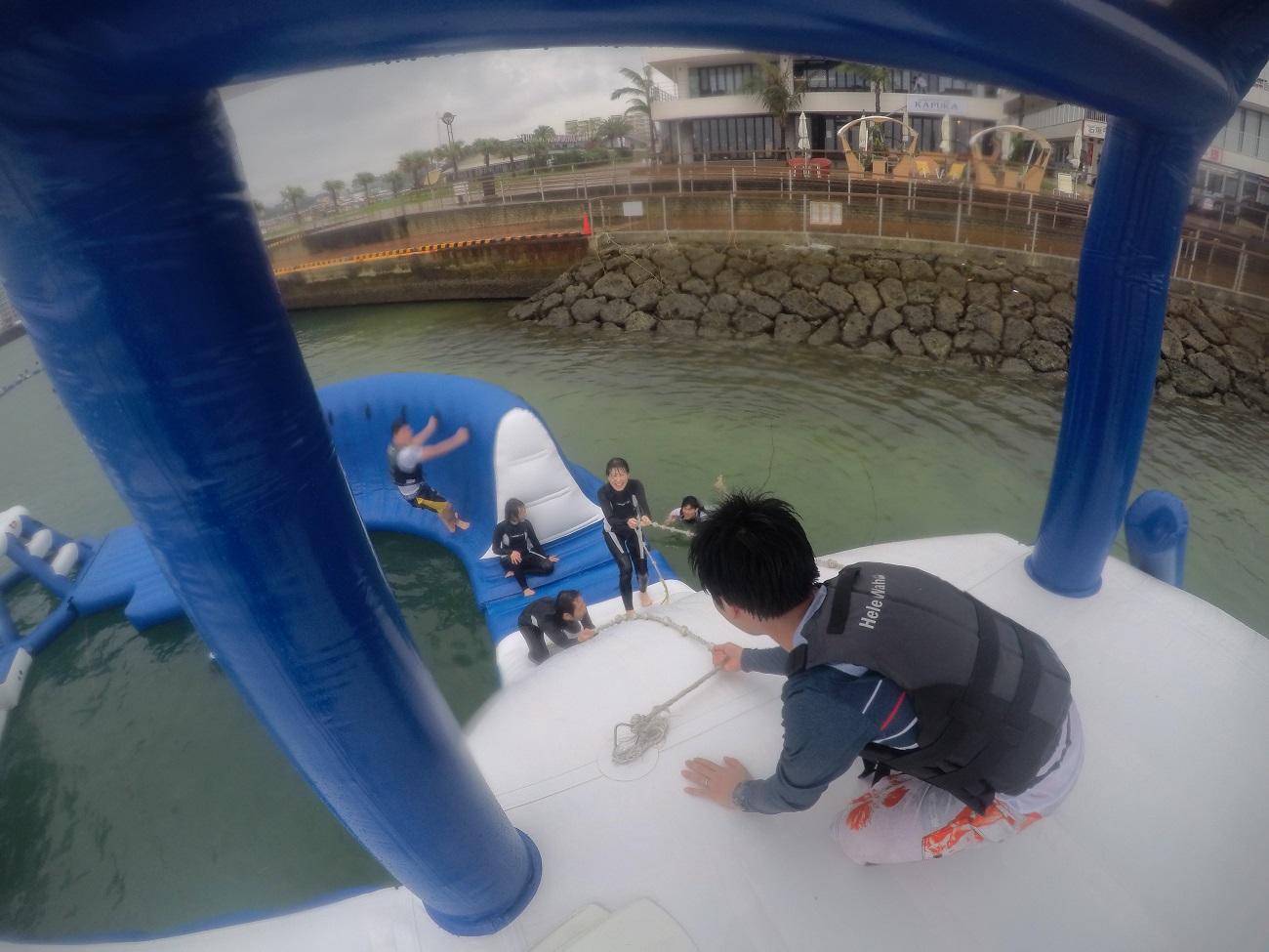 沖縄の北谷町に海上アスレチック登場！