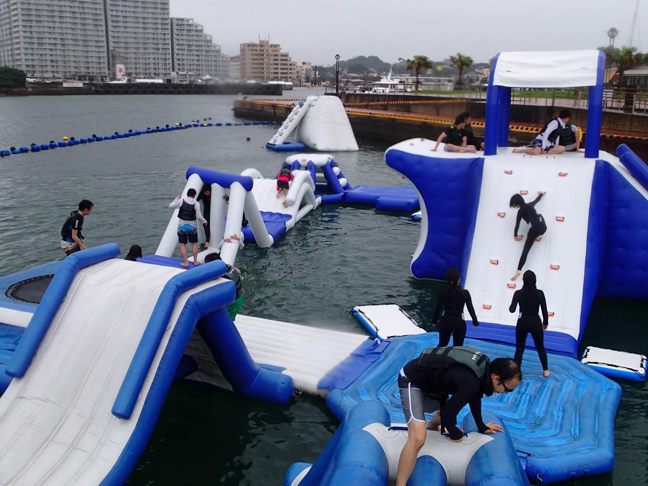 沖縄の北谷町で海上アスレチック開催中！