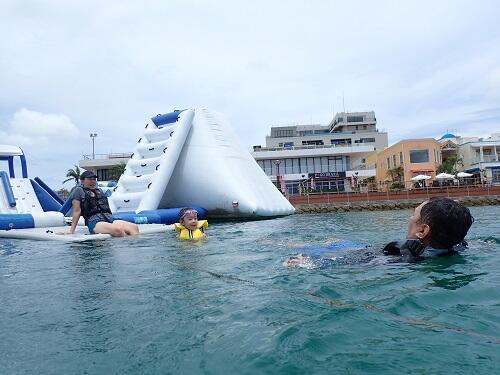 子連れに好評！沖縄で人気の海上アスレチックを毎日受付！
