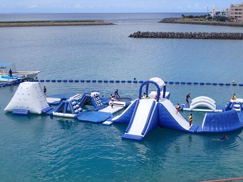 沖縄の海で大人もはしゃぎ放題の遊び場！『海上アスレチック』は北谷町『シーパーク北谷』