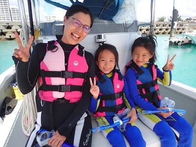 家族で楽しい『ボートシュノーケリング』！綺麗な沖縄の海をのぞいてみよう！